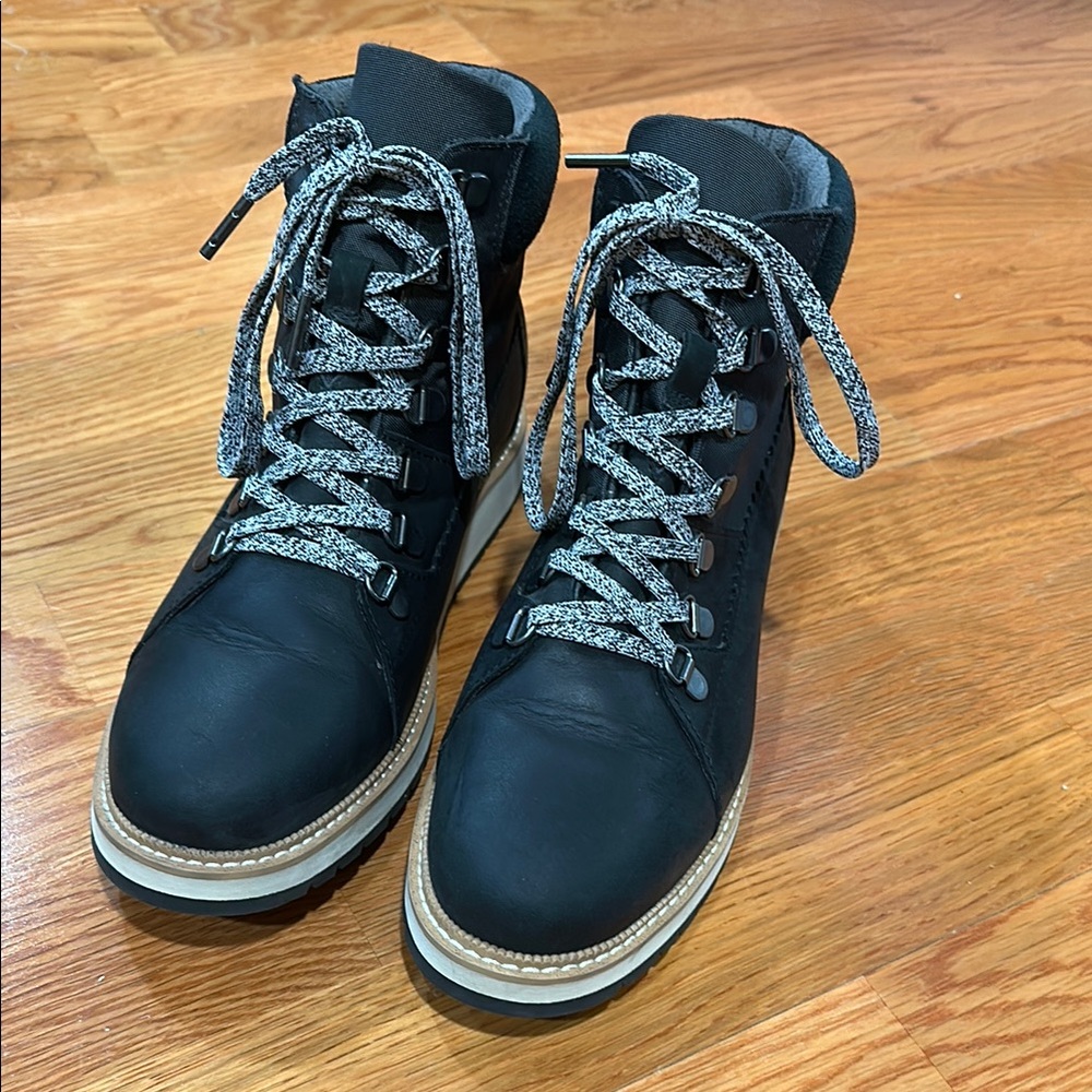 TOMS Black Boots with Gray Sole - Mesa